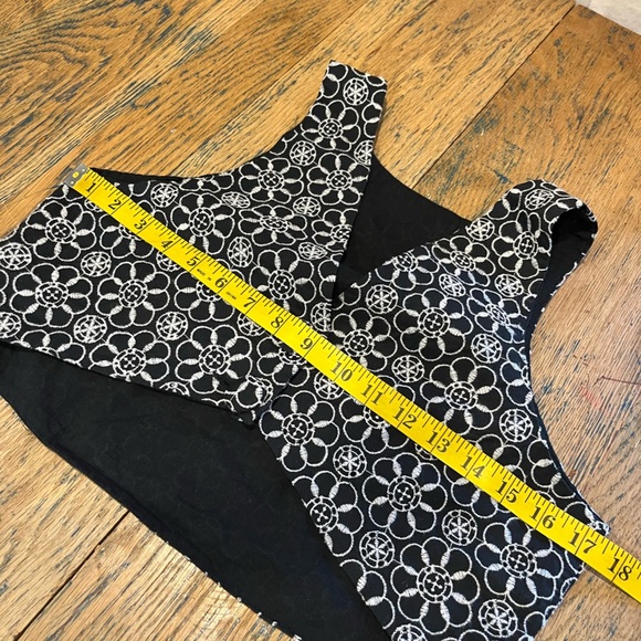 ❣️MAEVE Anthropologie Crop Top Brodé Noir et Blanc (Taille 6) - Picture 9 of 10